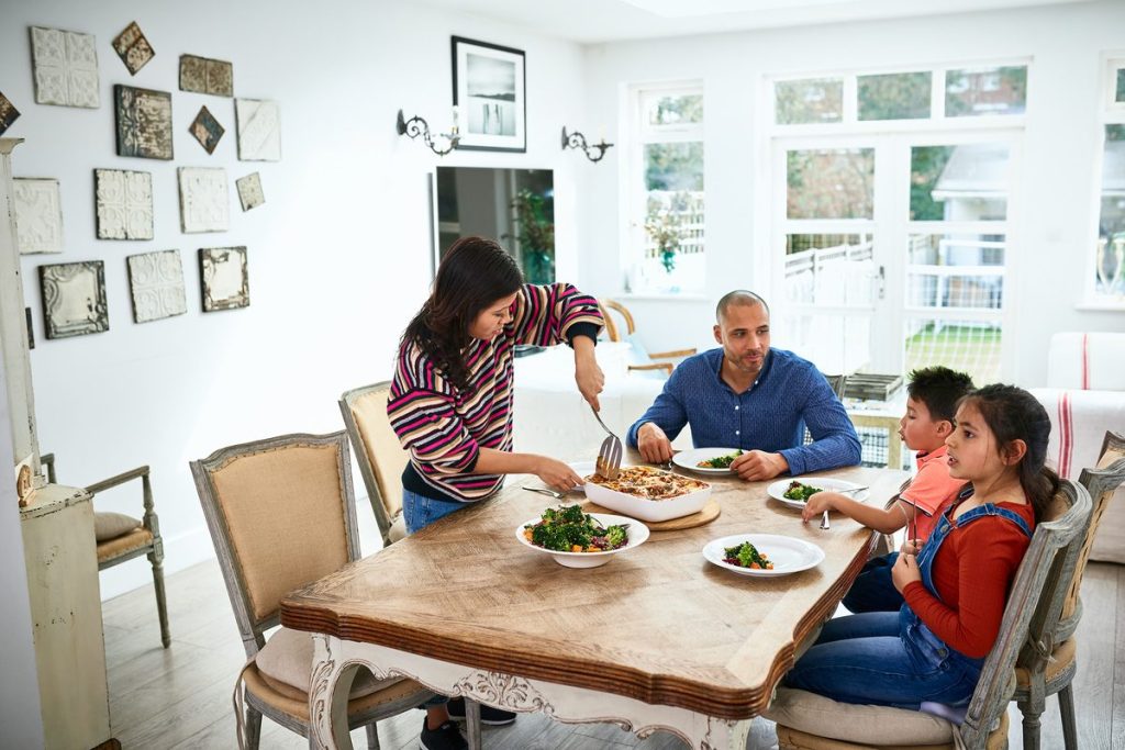 Familia en la mesa preparándose para cenar