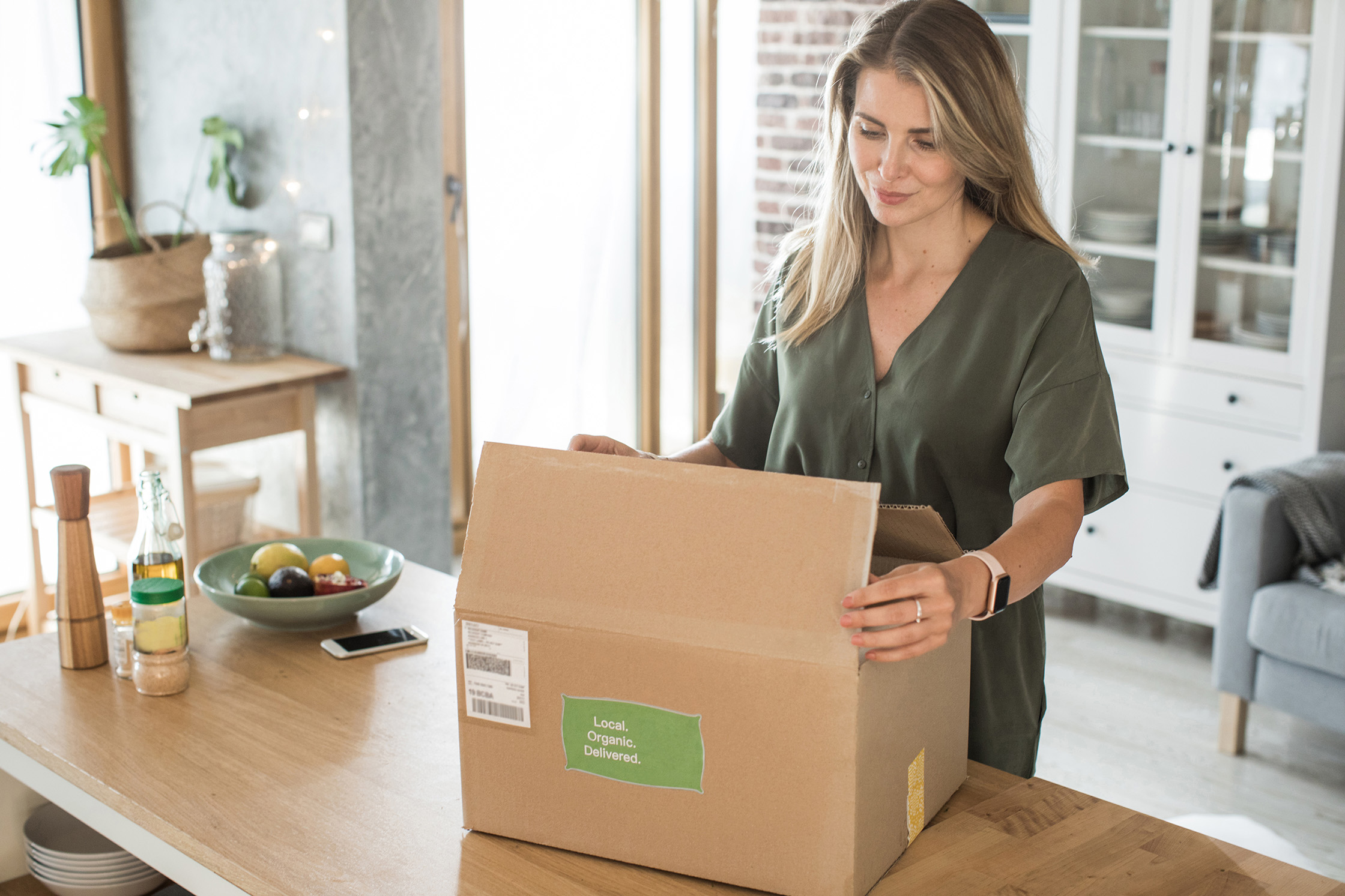 Vrouw met een doos van online winkelen