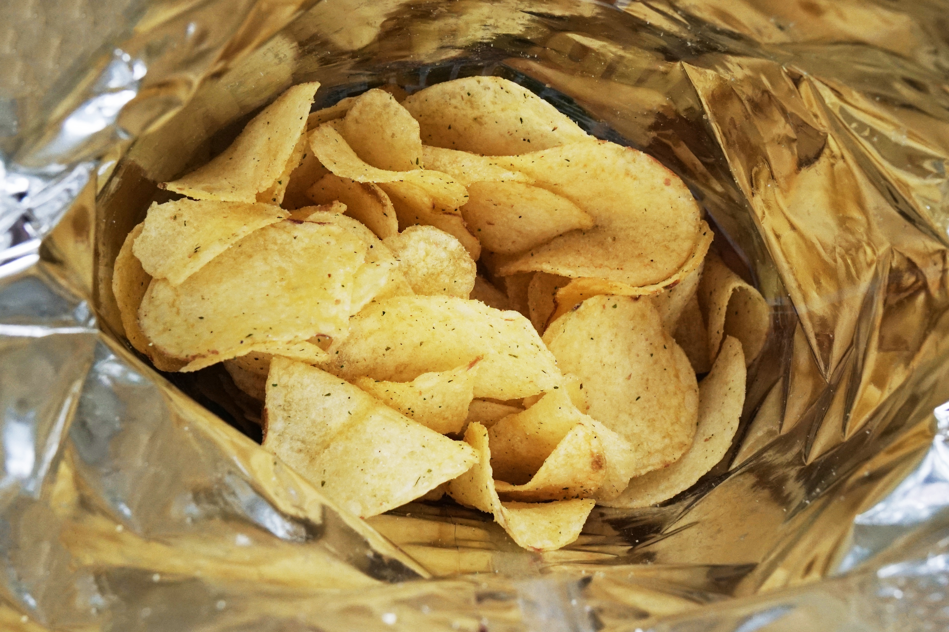 Картофельные чипсы в каком году придумали. Чипсы картошка. Мешок чипсов. Чипсы в мешочке. Картофельные чипсы фото.