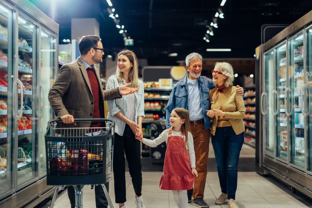 Consumidores brasileiros continuarão a ser cautelosos e modificarão seus hábitos de compra em 2025