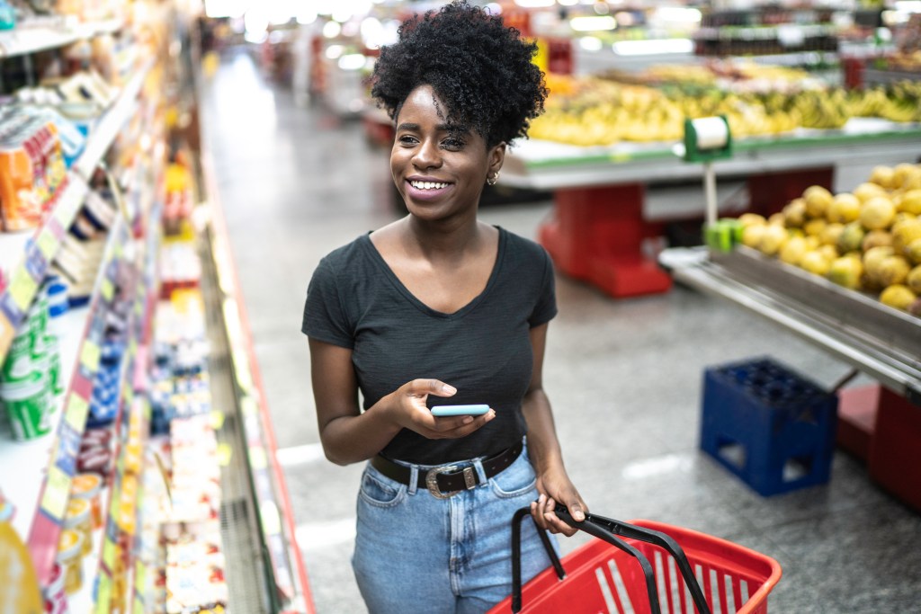 Consumidores brasileiros continuarão a ser cautelosos e modificarão seus hábitos de compra em 2025