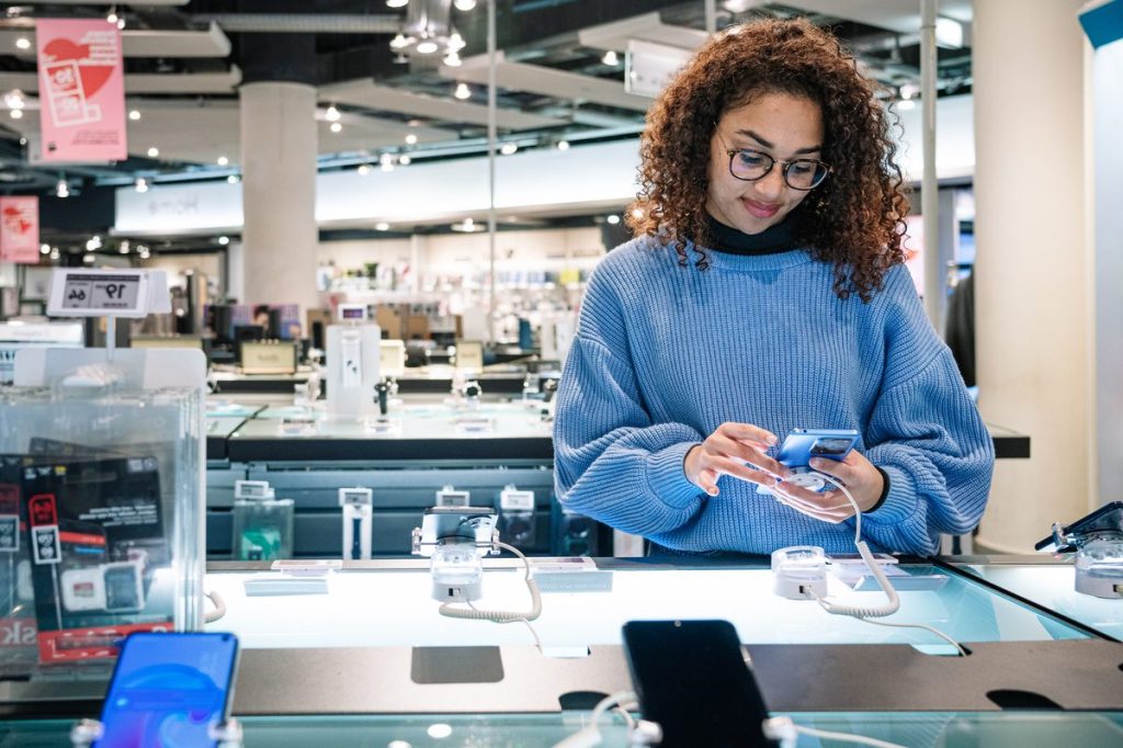 Navigating the 2025 Smartphone Market: Key Insights for Manufacturers, Retailers and Mobile Operators
