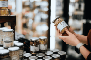 La nouvelle ligne de front du choix: comment l’étiquetage en façade redéfinit l’épicerie au Canada