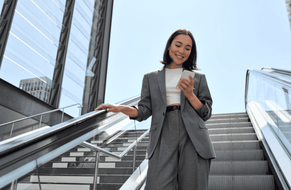 businesswomen with her phone